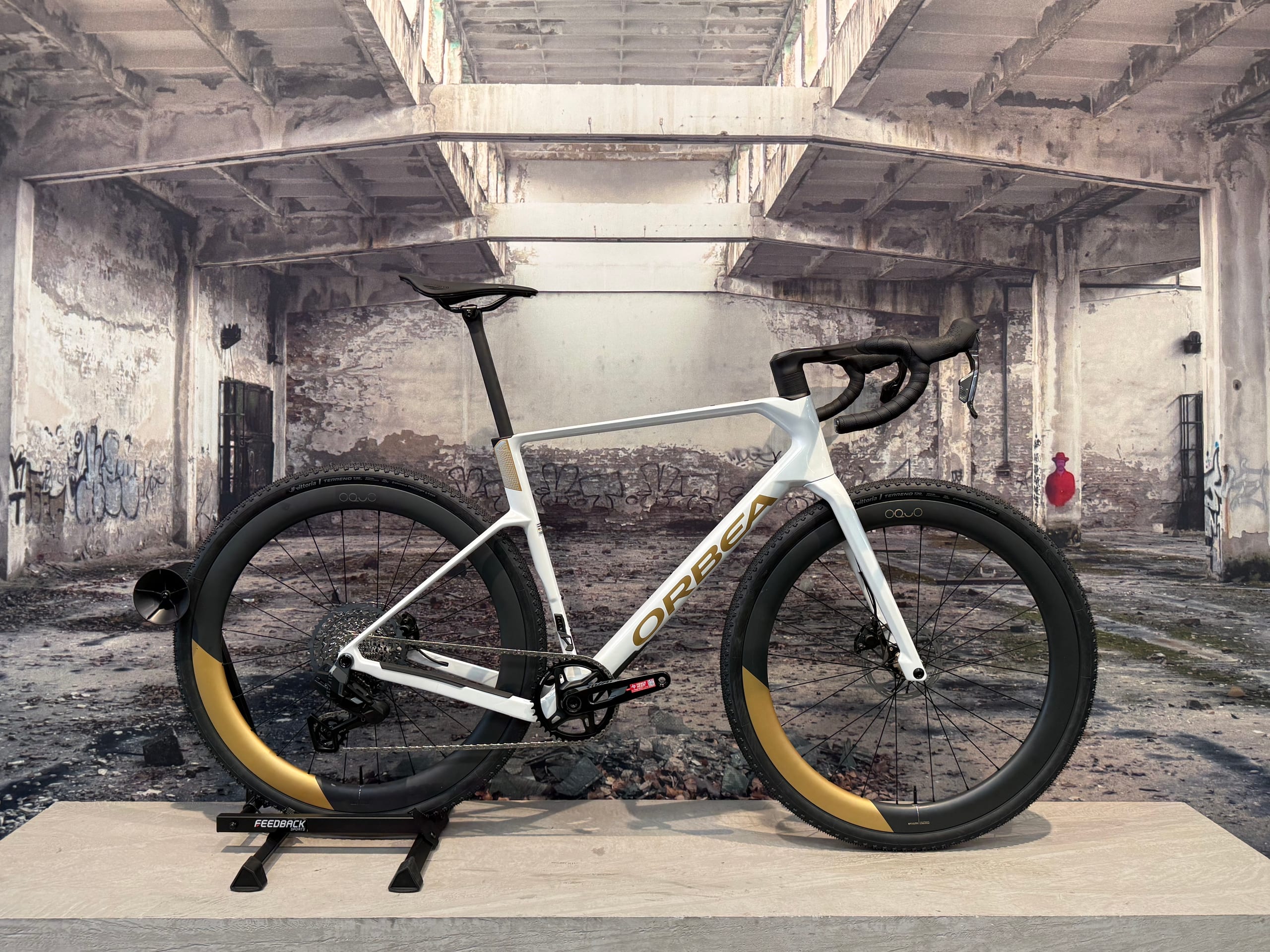 Orbea Terra Race – Gravel Bike – Custom Wit/Zandgoud – SRAM Rival AXS – Large
