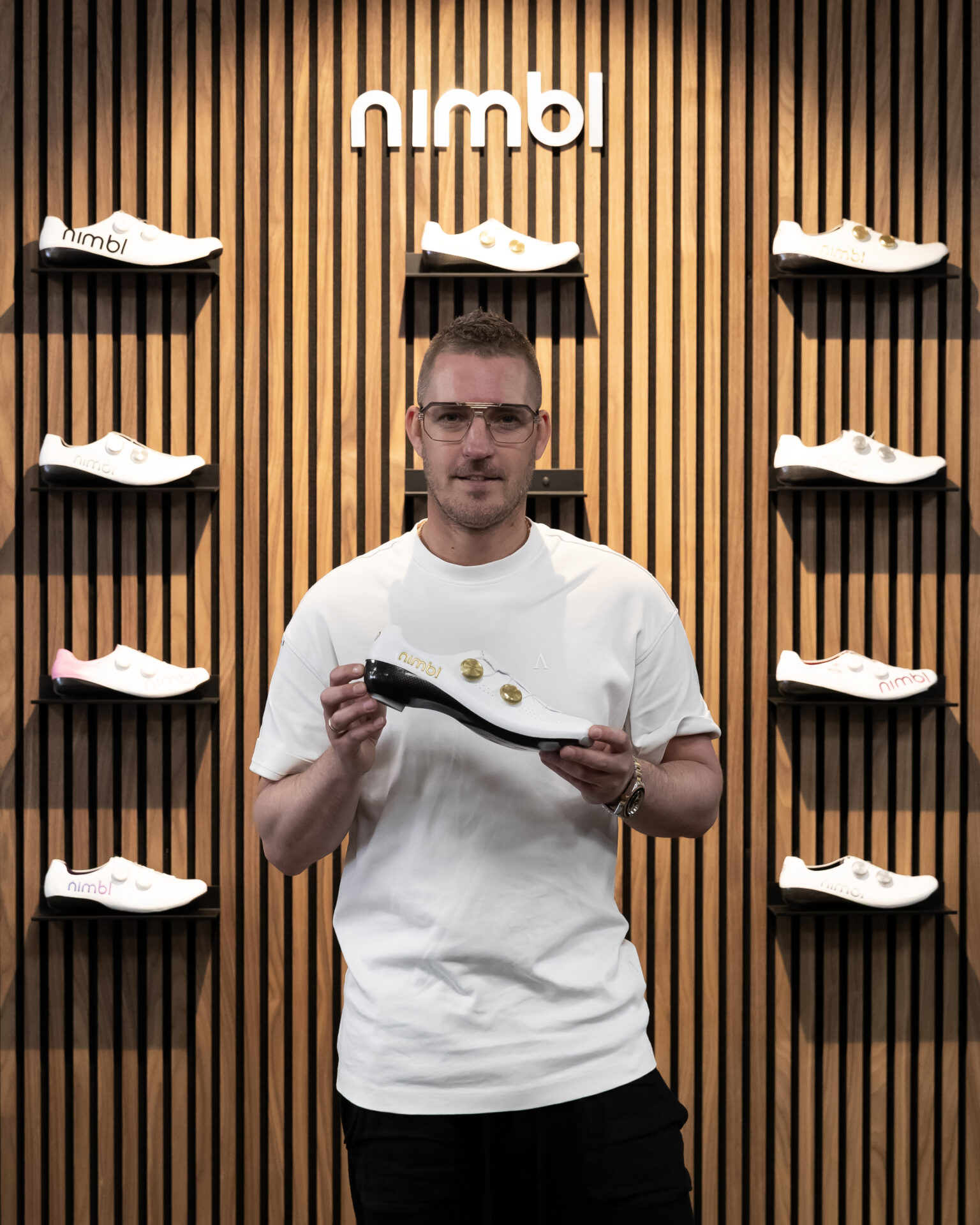 Ingmar Berga bij de Nimbl-wand in de winkel