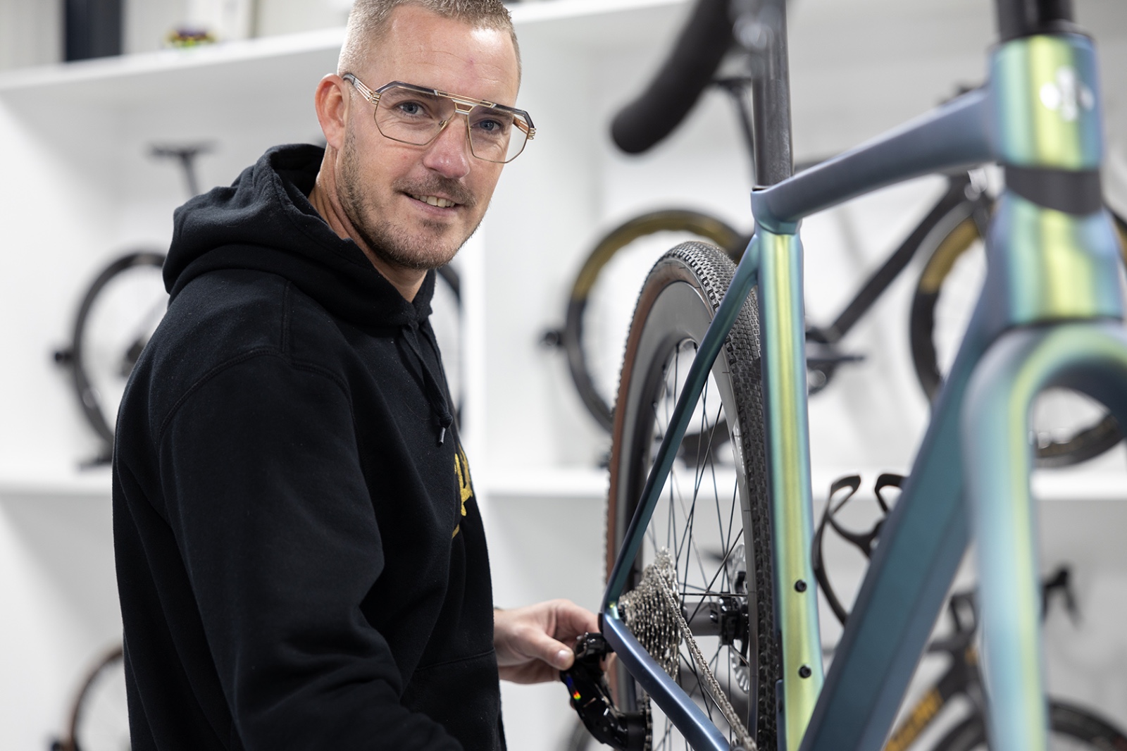 Ingmar Berga aan het werk aan een racefiets in de werkplaats van Bergasports