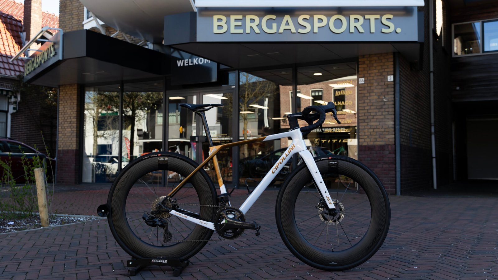 Cipollini racefiets voor de gevel van Bergasports aan de Julianastraat in Dedemsvaart